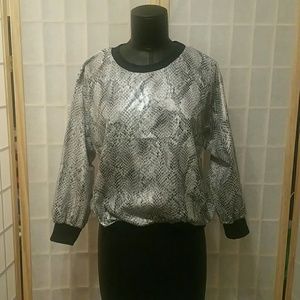 ☇SALE 2/$30! 🆕 SNAKE PRINT TOP